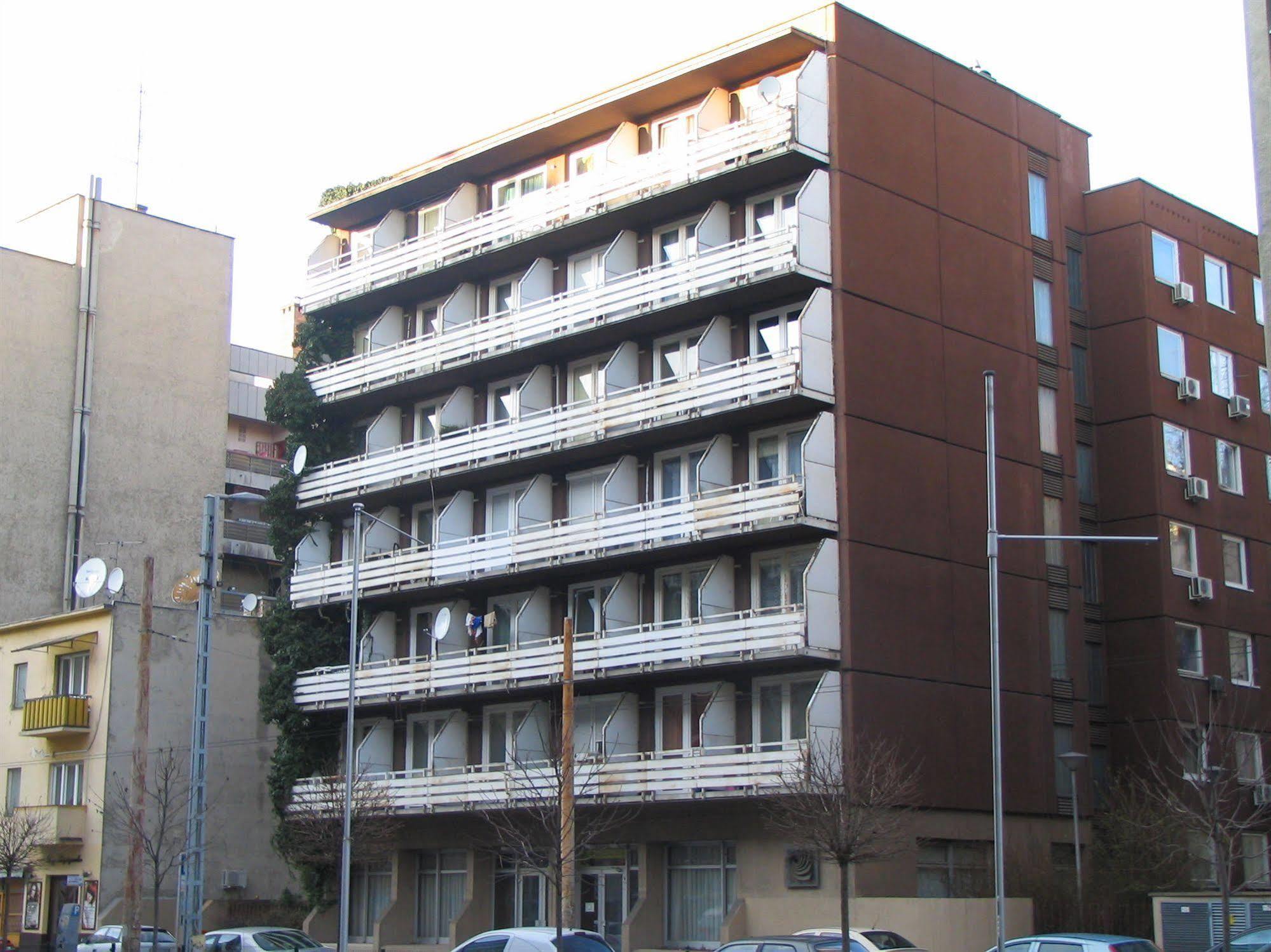 Leslie Apartment