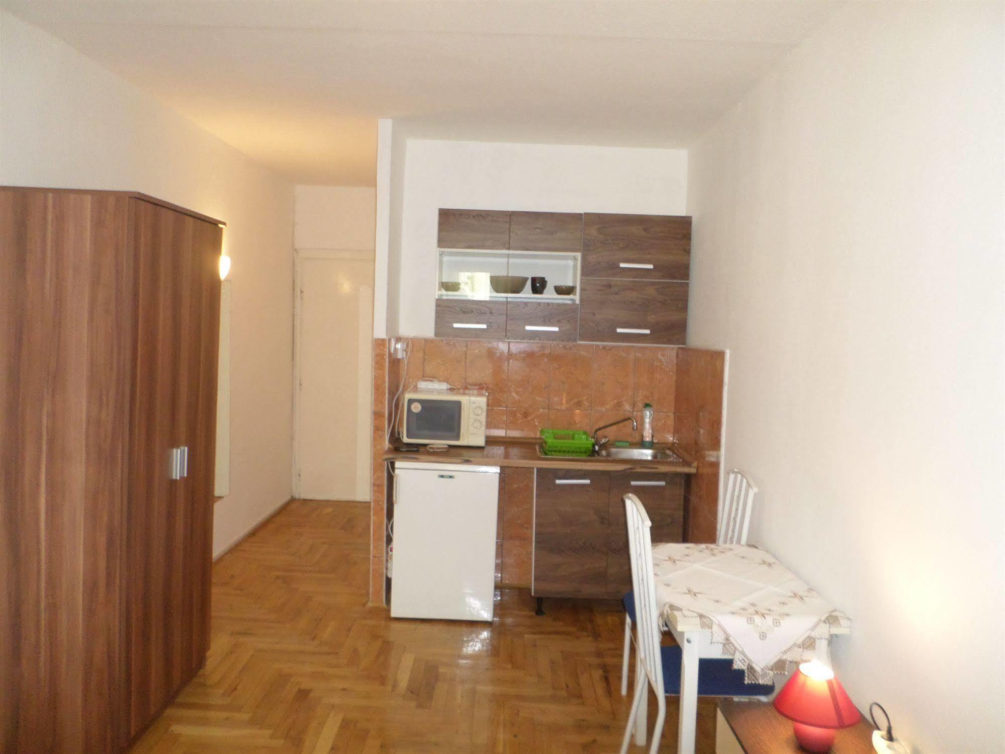Leslie Apartment *