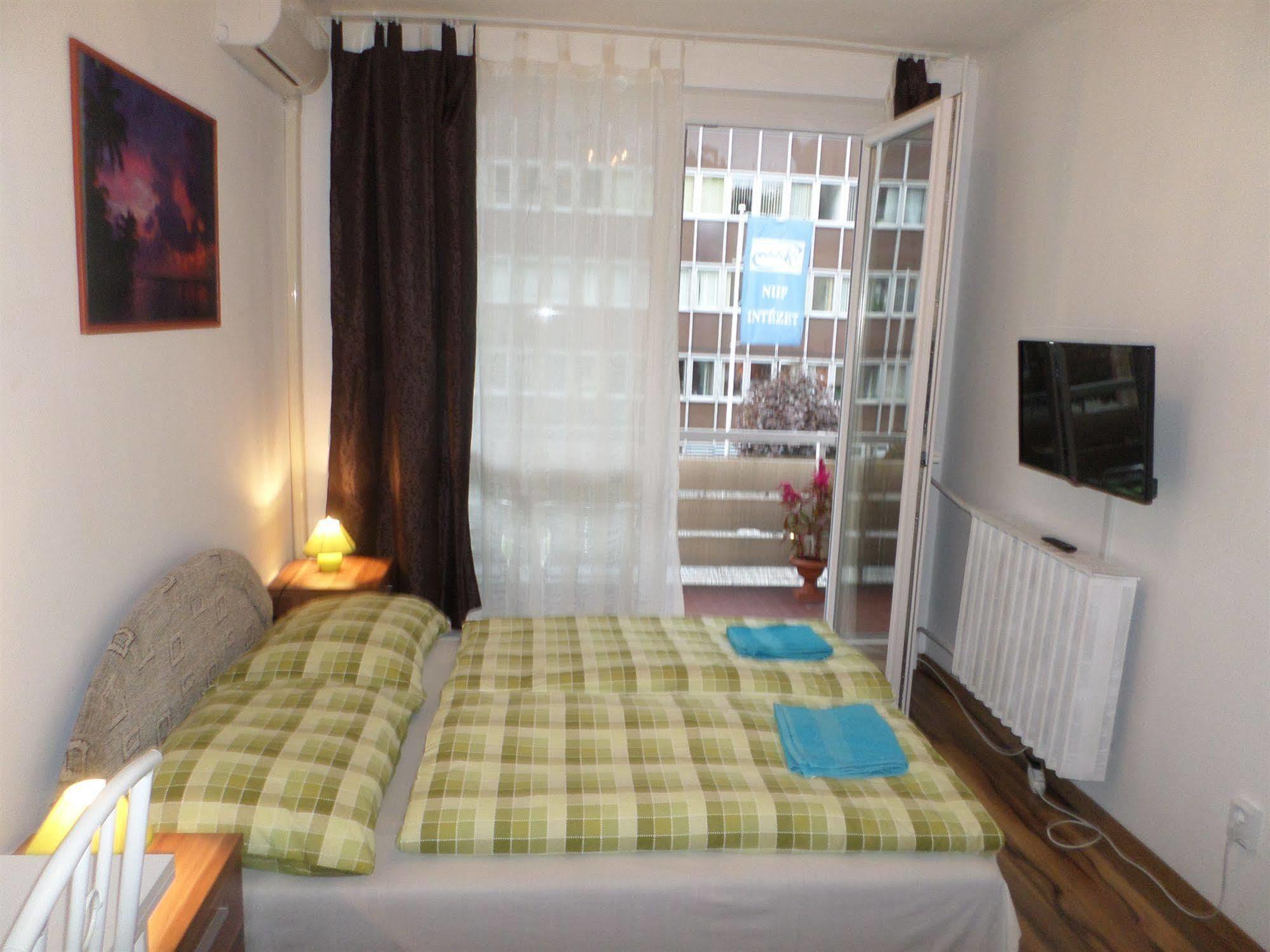 Leslie Apartment